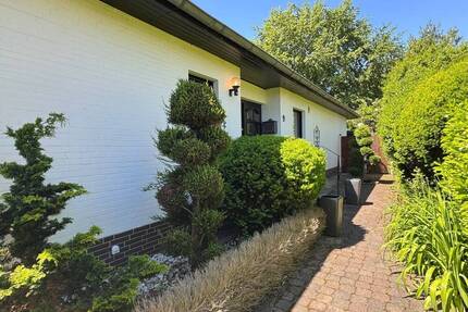 RUDNICK bietet EBENERDIG LEBEN MIT EXTRA: freistehender Bungalow mit Sauna-Keller & Garage in Luthe - Wunstorf