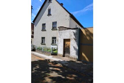 Haus zu verkaufen mit Scheunen und großem Grundstück in 99610 - Sömmerda