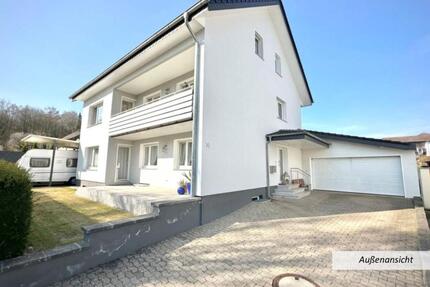 2-3 Familienhaus in guter Lage - 585.000,00&nbsp;EUR Kaufpreis, ca.&nbsp; 227,00&nbsp;m&sup2; in Hiddenhausen (PLZ: 32120)