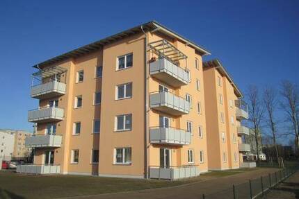 Aufzug und Balkon: 3-Zimmer-Wohnung mit Einbauküche und Stellplatz in Greifswald