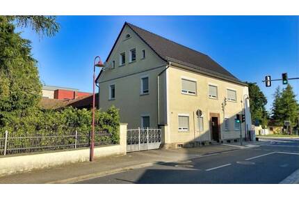 Viel Platz mit Nebengebäude und Garagen - Rothenburg