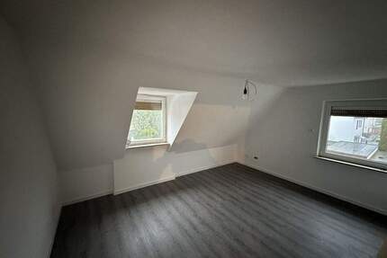 Zentral gelegene 3-Zimmer-DG-Wohnung mit EBK & Stellplatz - Ludwigsburg / Pflugfelden West