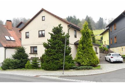 Haus mit 2 Eingängen, großem Grundstück und 8 Zimmern - Schleusingen