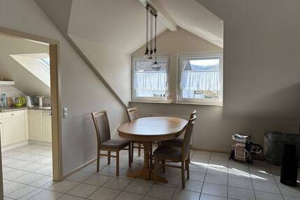 2 ½ - Zimmer-DG-Wohnung mit Carport, Stellplatz und Einbauküche - Endingen