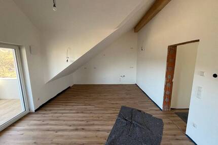 Sonnige 3-Zimmerdachgeschosswohnung mit super Aussicht, Balkon u. zwei Stellplätzen - Bogen Oberalteich