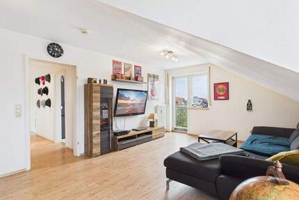 Großzügige, gepflegte 2 ZKB Dachgeschosswohnung mit Balkon - Gaimersheim