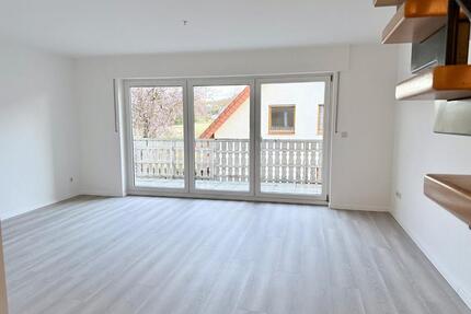 Renovierte und moderne 4 Zimmer-Wohnung über 2 Etagen mit Einbauküche, neuem Bad, Süd-Ostloggia und Pkw-Stellplatz in Bad Oeynhausen-Oberbecksen