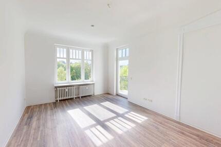 Wundervolle 5-Zimmer-Altbauwohnung mit 2 BALKONEN und Einbauküche in direkter Hafennähe - Flensburg