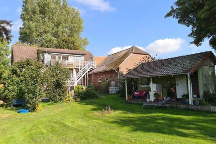 Wohnhaus mit Einliegerwohnung und viel Nutzfläche auf 3.300 m² Gemeinde Jade