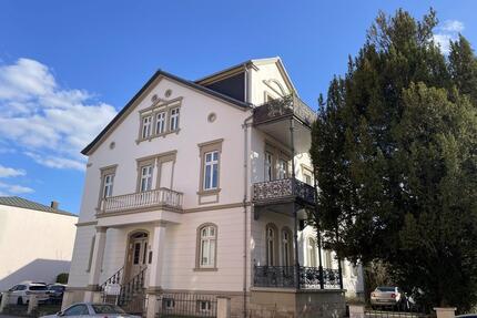 Modernes Wohnglück: Großzügige 2-Zimmer-Wohnung mit Balkon, EBK & Stellplatz - Naumburg (Saale)