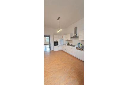 Sehr große Mietwohnung, hohe Decken - Schwalmstadt