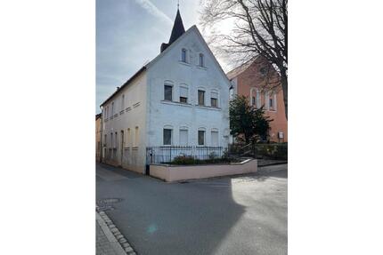 Mehrfamilienhaus mit Bürgerstolz in zentraler Lage mit Vorgarten - Vohenstrauß