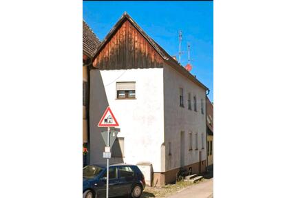 Teilweise-Renoviertes Reihenendhaus mit ausbaufähigem Dachboden - Heideck