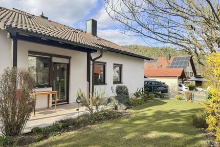Traumgarten mit Südwestlage, Terrassen und Garagen - Einfamilienhaus in ruhiger Lage - Aschbach
