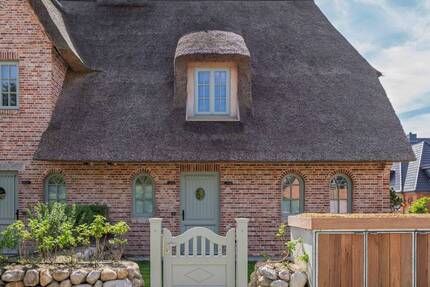 WesterlandSylt: Exklusive Doppelhaushälfte unter Reet – Neubau, strandnah, 5 Zimmer