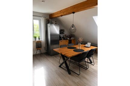 Helle 2-Zimmer-Dachgeschosswohnung in Kleinberghofen - Erdweg
