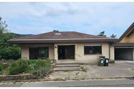 ~~ BUNGALOW MIT ZWEI GARAGEN UND GARTEN IN KLINGENMÜNSTER ~~