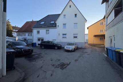 Zwei Häuser auf einem Grundstück - ca. 15 Zimmer mit Garten und Stellplätzen - Trossingen