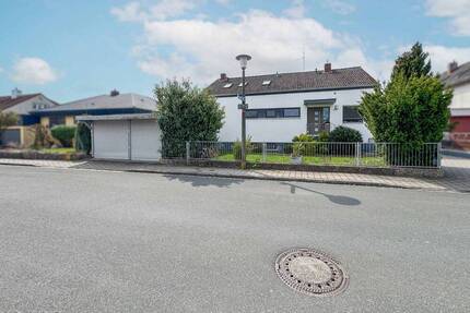 Haus-im-Haus Gefühl! 3-Zimmer-Wohnung mit Galerie, Ankleide & eigenem Zugang im Zweifamilienhaus - Obermichelbach