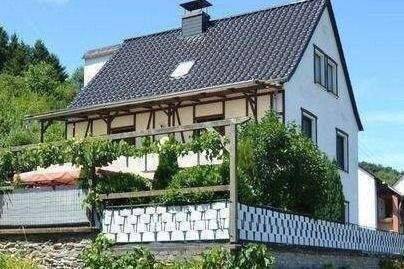 Großzügiges, familienfreundliches Haus mit Garten, drei Etagen, Garage, voll unterkellert und mit attraktivem Weitblick - Ensch