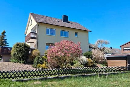 Geräumiges Haus mit Garagen und großem Garten in Burgwald