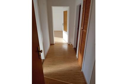 schöne 3 Raum Wohnung mit Stellplatz zu vermieten - Rositz