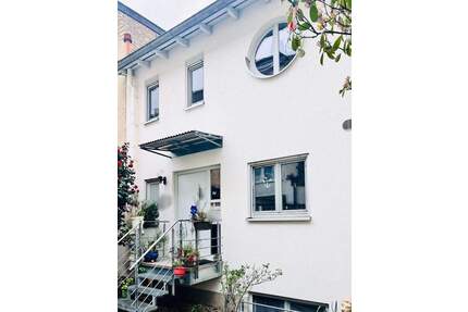 Urbane Oase in Karlsruhe: Stilvolles Reihenmittelhaus mit Garten & Dachterrasse