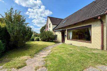 Doppelhaushälfte mit Anbau, Garage und Nebengebäude auf großzügigem Grundstück Kiel-Kronsburg