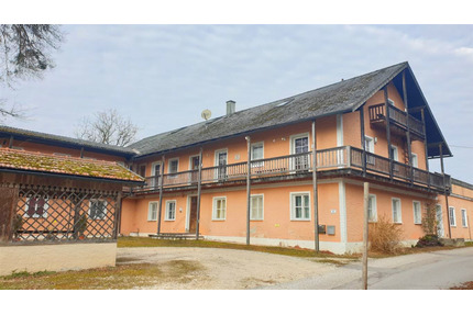 ÖSTERREICH - NÄHE BURGHAUSEN ANWESEN mit MONTEURWOHNUNGEN u. ca. 1 HA WIESE