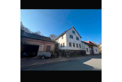 Großzügiges Einfamilienhaus mit geräumiger Scheune - Buchen (Odenwald)