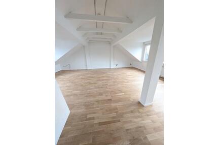 Ratingen: Helle Dachgeschosswohnung mit großem Wohnraum