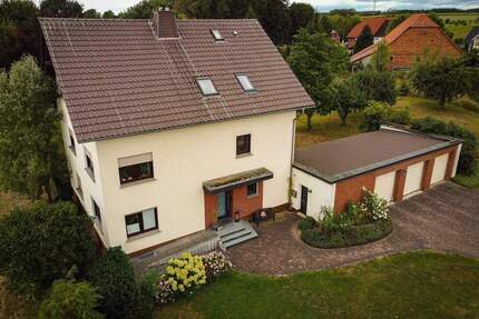 Gepflegtes Zweifamilienhaus mit hochwertiger Ausstattung und parkähnlichem Garten - Natzungen