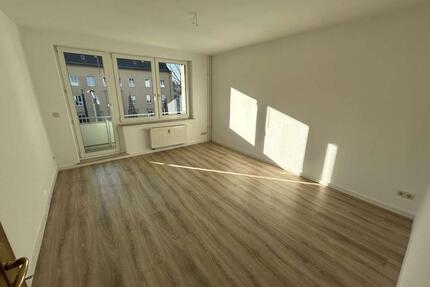 Sonnige 3 Zimmer Wohnung mit Balkon & Tageslichtbad in Chemnitzer Zentrum sofort frei