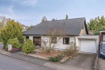 Freistehendes Einfamilienhaus mit Doppelgarage und großzügiger Wohnfläche in Ratingen-Homberg