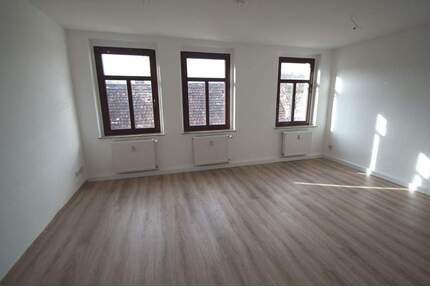 2-Zimmer-Wohnung mit BALKON, große Küche, Badewanne - frisch renoviert - Altenburg