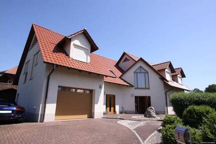 Feldrandlage - Beeindruckendes Einfamilienhaus mit Einliegerwohnung - Wasbüttel