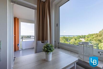 Stilvolle möblierte 2,5-Zimmer-Mietwohnung mit Balkon und Seeblick in Plön