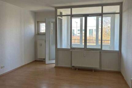 Schöne 2-Zimmer-Wohnung mit Wannenbad und Wintergarten - Hannover Bemerode