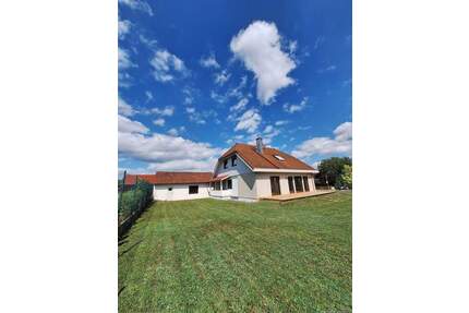 Ein- bzw. Zweifamilienhaus mit Doppelgarage und großem Garten - Greding / Herrnsberg