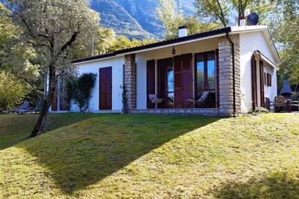 Freistehendes Ferienhaus Casa Colombina in einem 2500 qm großen Olivenhain in Malcesine am Gardasee - München Nymphenburg