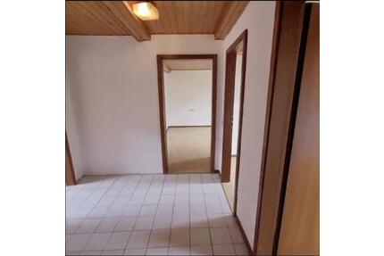 4-Zimmer-Dachgeschosswohnung mit Garten und Parkplatz – frei ab sofort - Pirmasens Niedersimten