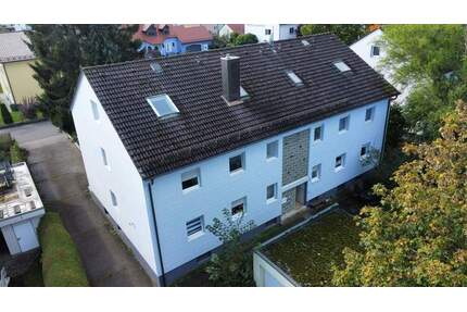 Älteres Mehrfamilienhaus mit Garagen in ruhiger und naturnaher Lage von Neumarkt, Stadtteil Pölling - Neumarkt-Pölling