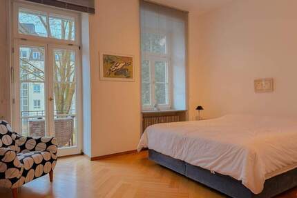 Ein Katzensprung zur Maximilianstraße, bezugsfreie 3-Zimmer-Altbauwohnung inkl. sep. Büro und TG - München Altstadt-Lehel