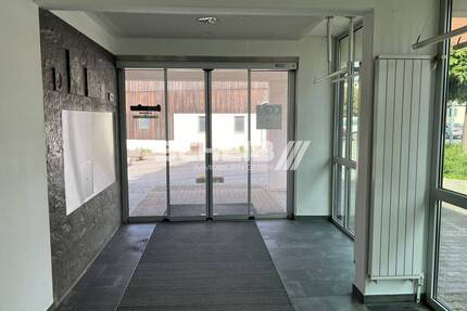 modern, hell, große Schaufensterfront - Fichtenberg