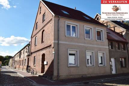 Mehrfamilienhaus, zentrale Wohnlage und Ausbaupotenzial - Gnoien