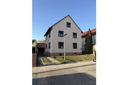 Modernisiertes Zweifamilienhaus + Wärmepumpe 2023 + 2 Wohnungen + Ausbaupotenzial - Denkendorf