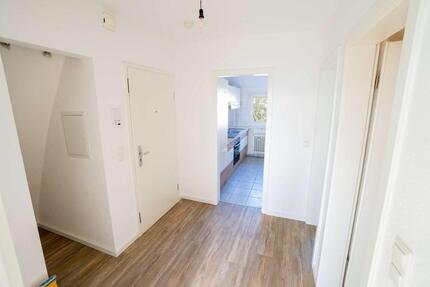 Renovierte 2-Zimmer-Wohnung mit Einbauküche in gepflegtem Mehrfamilienhaus - Remscheid