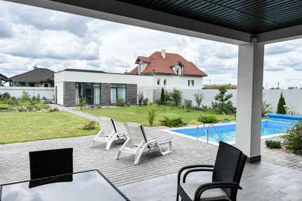 Neues Haus mit Pool wird verkauft – „in Kiew“ - Berlin Reinickendorf