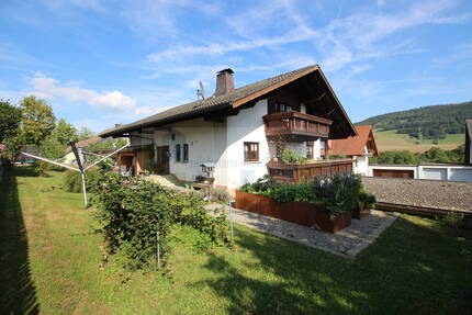 Vielseitiges Einfamilienhaus mit Einliegerwohnung, großzügigem Garten und Ausbaumöglichkeiten in Blumberg-Fützen! - Blumberg / Fützen