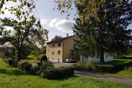 Zweifamilienhaus in Alleinlage mit 2 Garagen + KFZ Stellplätzen und Ausbaupotenzial - Mühlingen